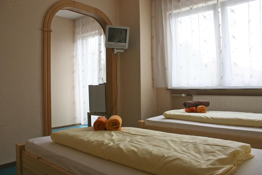 Gaestehaus Am Heuss-Platz Erlangen Quarto foto