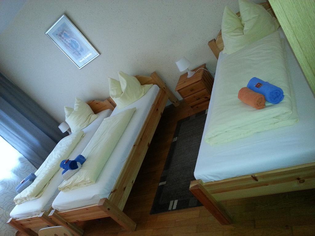 Gaestehaus Am Heuss-Platz Erlangen Quarto foto