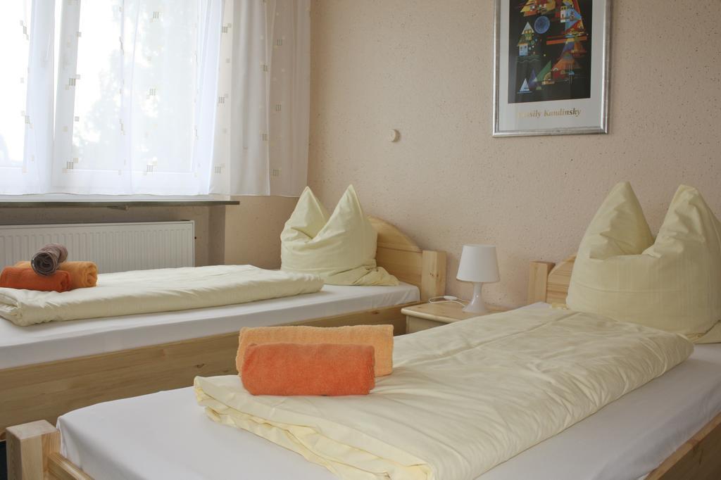 Gaestehaus Am Heuss-Platz Erlangen Quarto foto