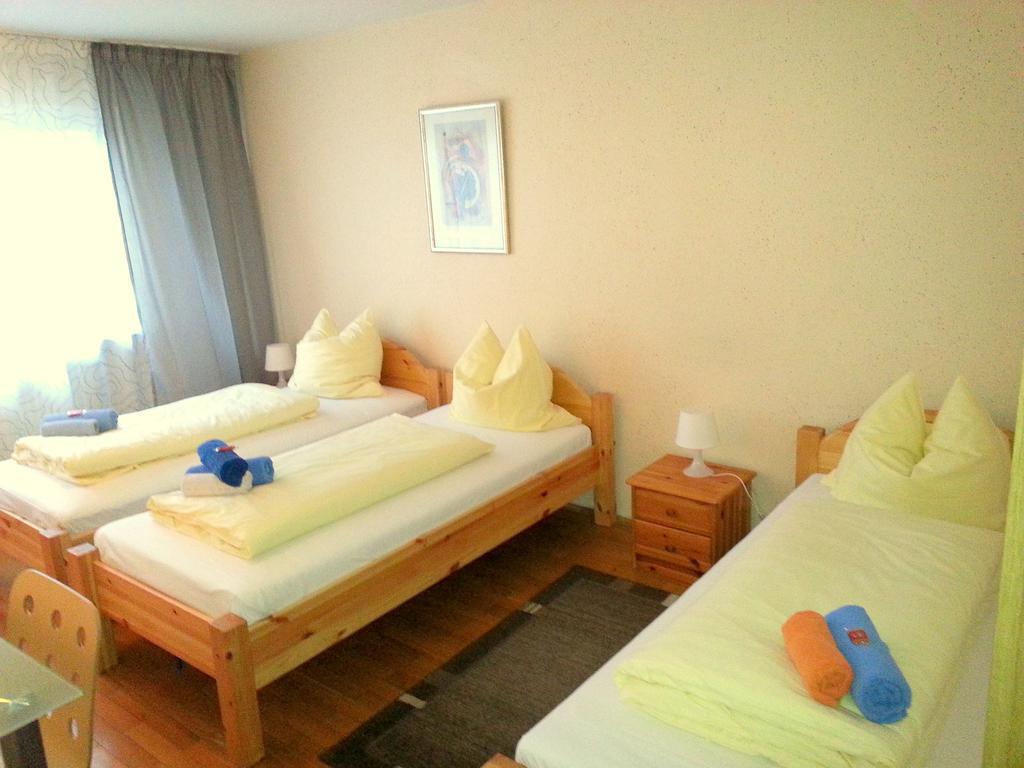 Gaestehaus Am Heuss-Platz Erlangen Quarto foto
